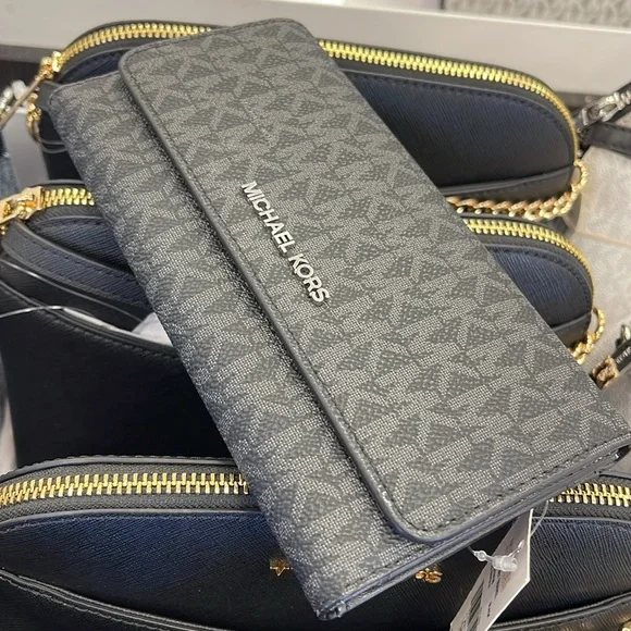 Michael Kors Jet Set Large Signature Logo Tri-Fold Wallet
Black 
NWT - Picture 10 of 16